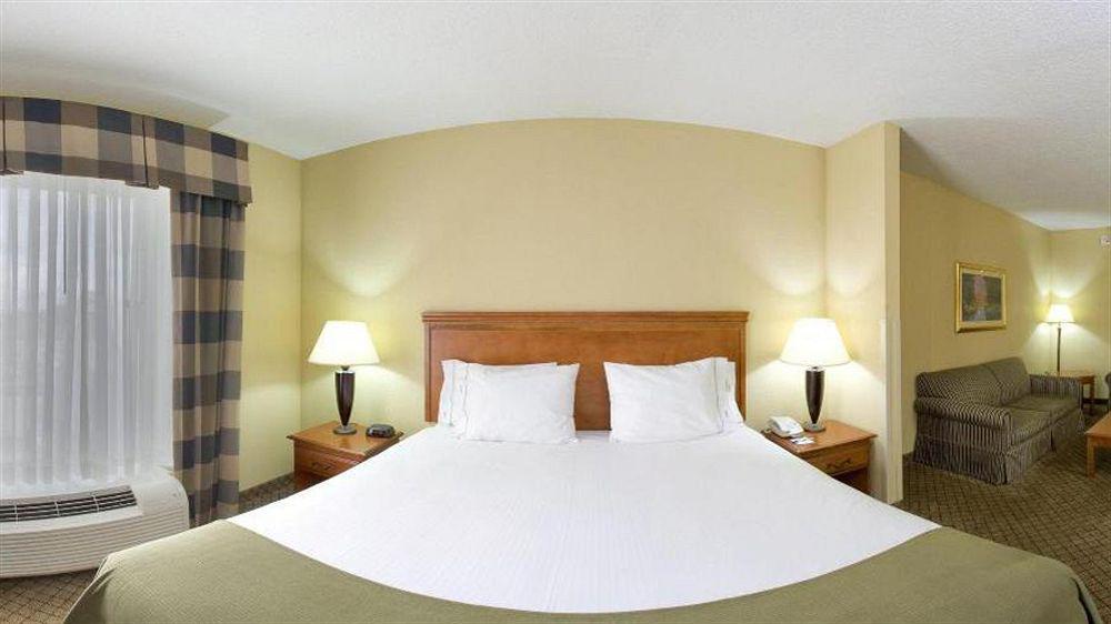 Holiday Inn Express & Suites Greenwood Esterno foto